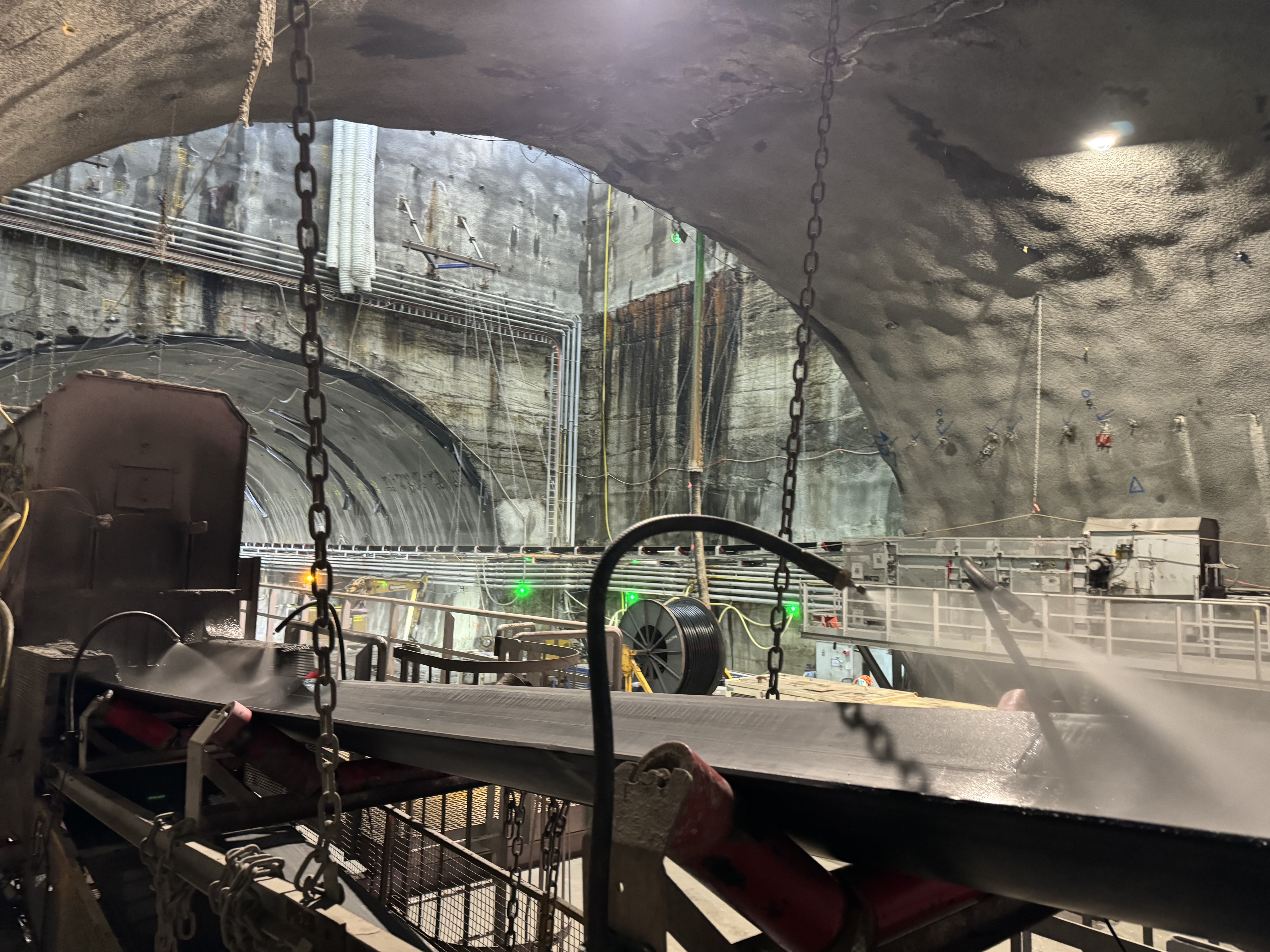 Industrial dust suppression installation